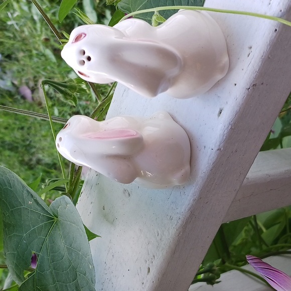 VINTAGE BUNNIES Salt & Pepper Shaker Set - Picture 4 of 7